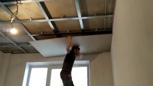 Как одному крутить подвесной потолок из гкл