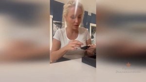 Катя Гордон пробует конфеты с черной икрой!