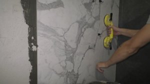 Рабочие хитрости при укладке плитки! Выгибаем плитку, пилим без воды на полу))))