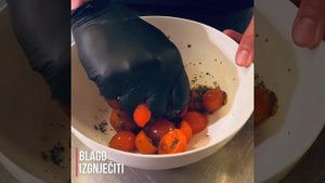 Жареные кальмары с помидорами черри и вустерским соусом