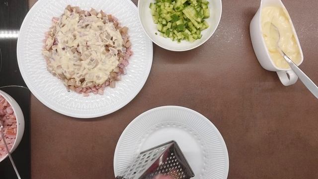 Салат с копчёной курицей и маринованными грибами. Авторский рецепт.