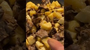 Готовим сыроежки с картошкой в сметане с луком