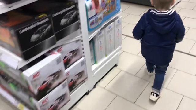 Гуляем. Поход в Детский мир. Остров сладостей смотреть онлайн