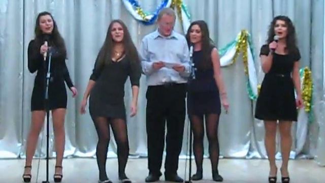 Учитель Истории и старшеклассницы исполняют Новогоднюю песню УВК им. В. Г. Короленко. смотреть онлайн