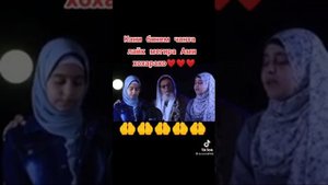 Девушки читают молитвы с Корана....