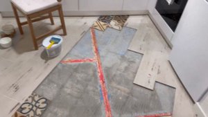 Снимаю старую забухтевшую плитку и делаю заново !