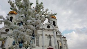 Пасхальные украшения у Храма Христа Спасителя