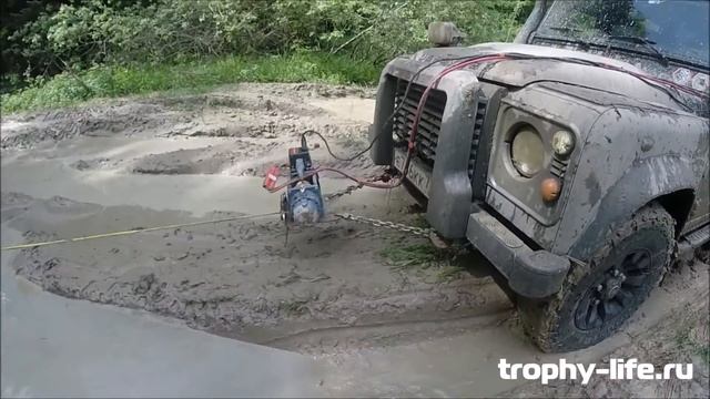 Использование переносной лебедки самовытаскивания на бездорожье. Трофи-лайф смотреть онлайн