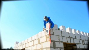 Серия 32 / Кладка газобетонных блоков на клей второго этажа / Капитальный дом для своей семьи.mp4