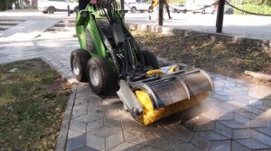 Влажная уборка поверхности брусчатки в городском парке