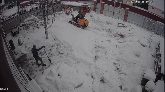 Самодельный экскаватор чистит снег.