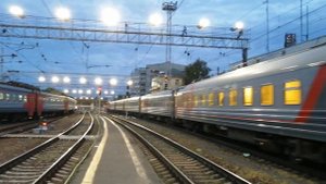 Электровоз ЭП2К-398 отправляется с поездом N061Ч "Эльбрус" Москва - Нальчик