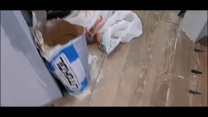 Как уложить плитку на деформационный шов