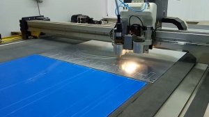 Резка вывески из зеркального полистирола