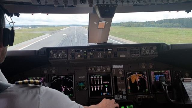 Взлет самолета Боинг 747 вид из кабины пилота грузового лайнера