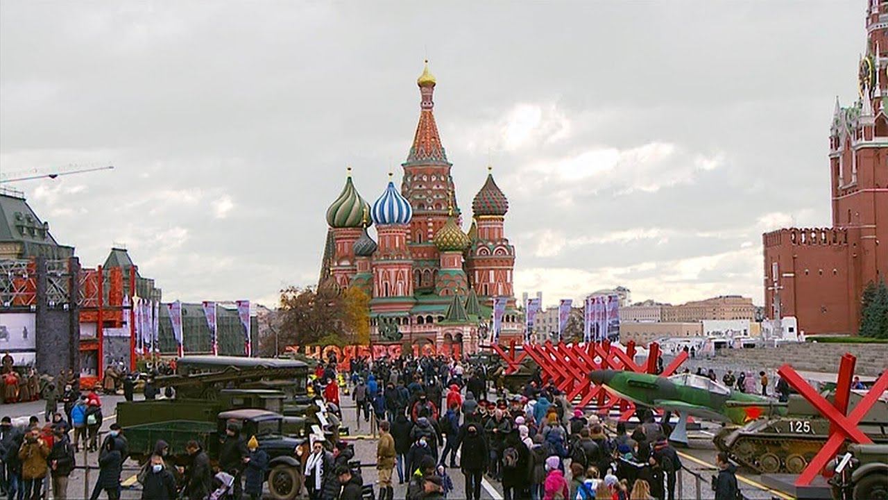 На Красной площади развернули Музей инсталляций в честь Дня воинской славы