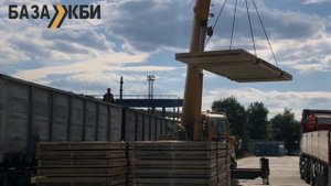 Погрузка аэродромных плит в ж/д вагон