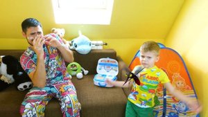 Платоха Моха хочет играть и шутит с маленьким.