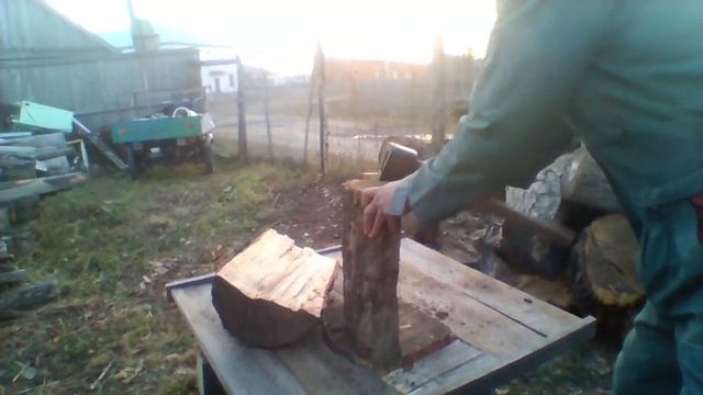 самое полезное изобретение .для колки дров ручным колуном.лайфхак. смотреть онлайн