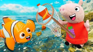 Семья Пеппы чистит водоем от мусора и спасает рыбку!  Видео про игрушки для детей