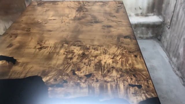 Добротный обеденный стол из капового тополя и чёрной эпоксидной смолой. смотреть онлайн