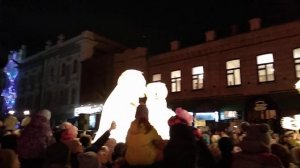 Шоу гигантских медведей в исполнении французского театра Remue Menage