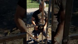 ЗАПОРНЫЙ МЕХАНИЗМ распашных ворот с совмещённой калиткой. Блокировка стороннего подъёма и открытия