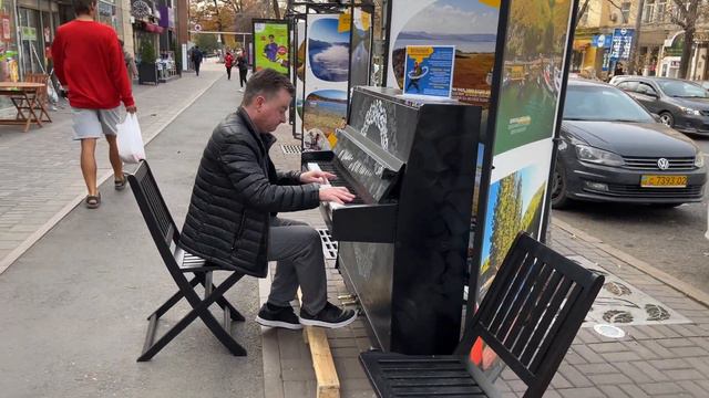 Street piano performance by Oleg Pereverzev