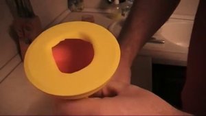 Как залить  жидкость в бутылку через дозатор.(How to pour liquid in the bottle with dispenser)
