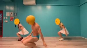 учимся танцевать танец цыплёнка из звёздного дитя||не замедленно.