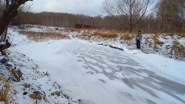 НЕВЕРОЯТНО!!! Откуда такие щуки в замершей луже?! ПЕРВЫЙ ЛЕД! Щука на ЖЕРЛИЦЫ в микроречке. Часть 2 смотреть онлайн