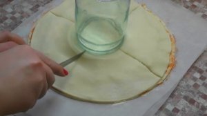 Оригинальная выпечка из слоеного теста с колбасой и сыром