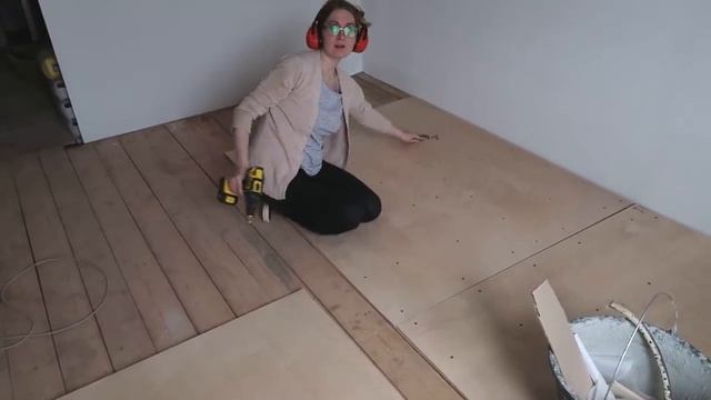 РЕМОНТ В УБИТОЙ КВАРТИРЕ: установили газовую плиту, делаем пол и потолок смотреть онлайн