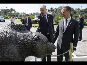 Медведев подарил Филиппинам бронзового медведя