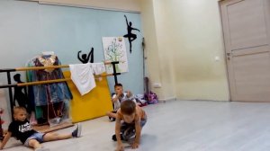 поворот на коленях