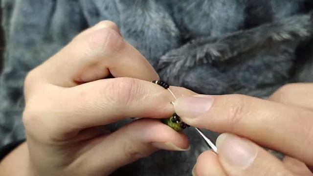 Мастер класс вязание с бисером змейка крючком процесс работы создания колье чокер
