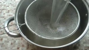 суп с яичной лапшой и свининой