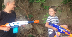 Нерф видео смешное для детей. Стрелялки в лесу.