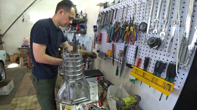 Сборка четырёхступенчатой КПП ВАЗ классика - Часть 2. смотреть онлайн