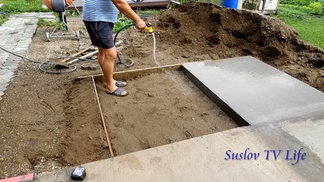 Выравнивание участка возле дома  Заливаю бетонную стяжку.