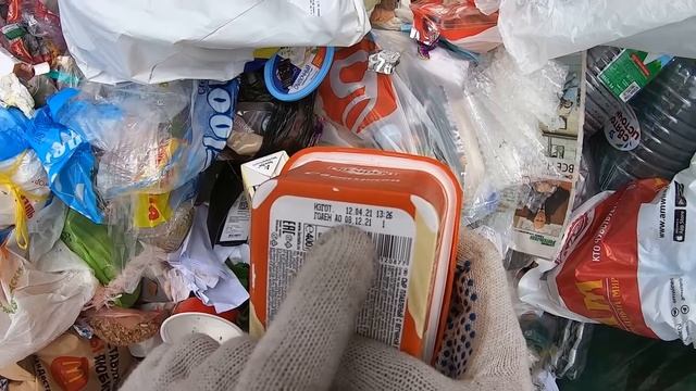 Как я зарабатываю лазая по мусоркам Питера ? Dumpster Diving RUSSIA #8 смотреть онлайн