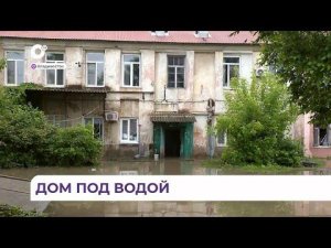 В доме на улице Нефтеветка жильцы первого этажа оказались по колено в воде после первых часов дождя