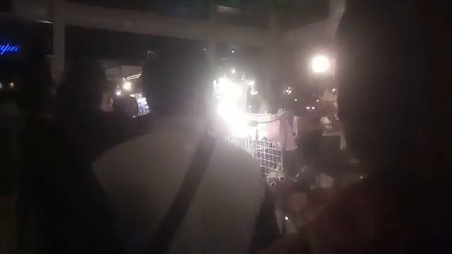 Тайская Ванесса Мэй. Шум городского рынка Бангкока в порту на реке Чаопрайя. смотреть онлайн