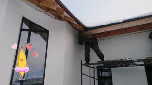 ПОДШИВ СВЕСА КРЫШИ САФИТОМ,УСТАНОВКА ВОДОСТОЧКИ 1ЧАСТЬ