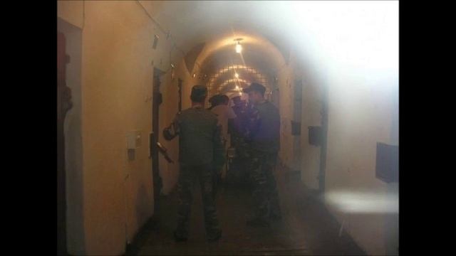 Как в хату входят нормальные арестанты