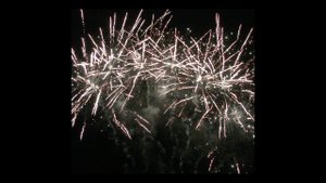 С 515 Blue tail blast brocade crown w green strobe (CH) 20 сек Тип-W 1.2”x49 2/1 2023 №325