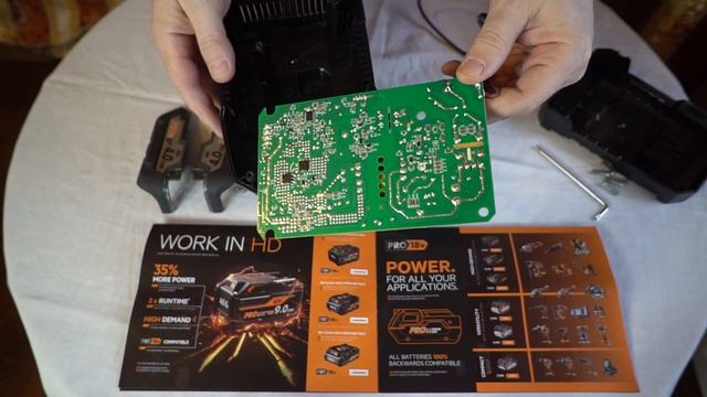 Аккумуляторная система инструментов AEG 18V. Разбираем АКБ и зарядное.