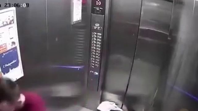 В Новосибирске мужчина начал крушить лифт, из-за чего в итоге в нем застрял смотреть онлайн