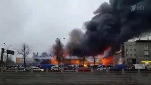 В Санкт-Петербурге спасатели около 10 часов тушили пожар в гипермаркете "Лента"
