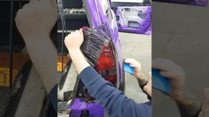Нанесение тонированной плёнки на задние фонари автомобиля Subaru Forester.